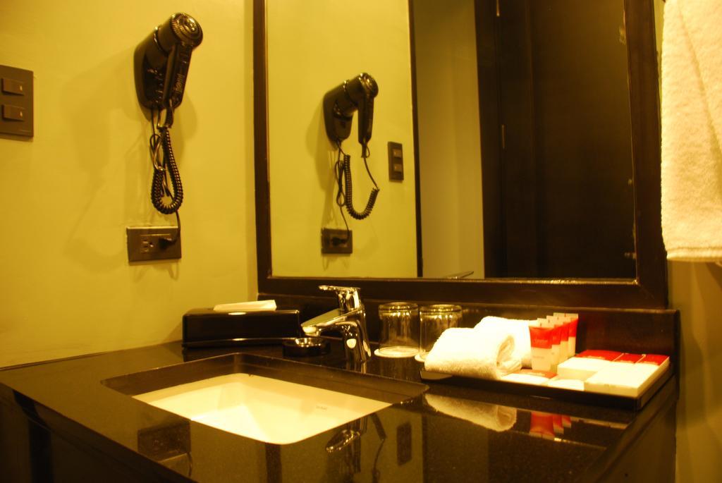 Amelie Hotel Manila Exteriör bild